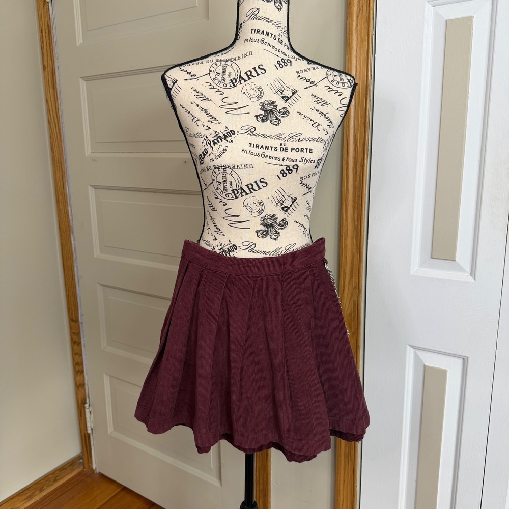 Forever 21 Medium Burgundy Corduroy Pleated Mini Skirt w Chain Street Goth Retro